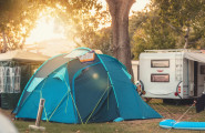 Blaues Zelt auf dem Campingplatz Osterfeld