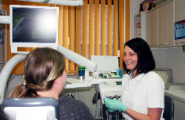 Patientin im Gespräch in der Zahnarztpraxis Dr. med. Christian Gätke in Wittenberge  
