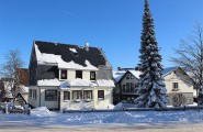 Haus im Winter mit Schnee