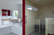 Badezimmer mit Sauna von Werkstätten Kilb GmbH in Nauort