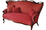 Sofa mit rotem Stoffbezug von der Polsterei Franke in Berlin