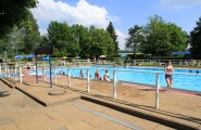 Schwimmbecken im Freibad auf dem Campingplatz Düderode