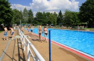 Schwimmbecken im Freibad auf dem Campingplatz Düderode - Seitenansicht  
