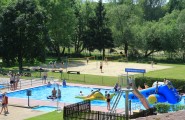 Nichtschwimmerbecken und Beachvolleyball im Freibad auf dem Campingplatz Düderode