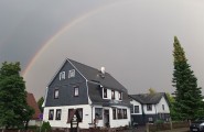 Regenbogen über der Pension