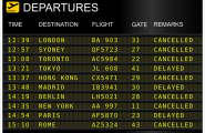 Verschobene und abgesagte Flüge, die auf einer Abflugtafel angezeigt werden.