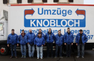 Das Team von Umzüge Knobloch vor dem firmeneigenen LKW