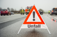 Ein Unfallschild steht auf der Straße. 